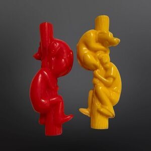 Scooby Doo & Shaggy Hide up a Pole Plastic Figures Yellow & Red A16